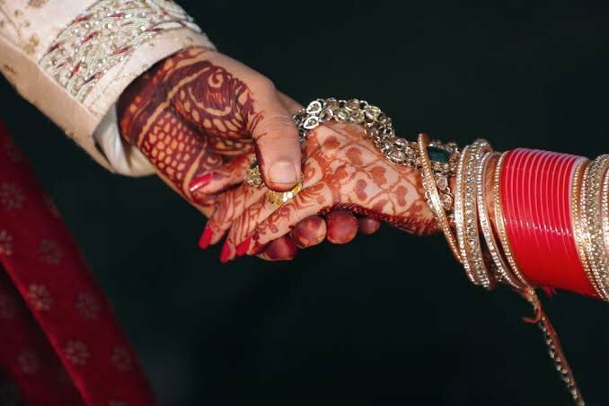Mumbai twin sisters wed the same man in Solapur